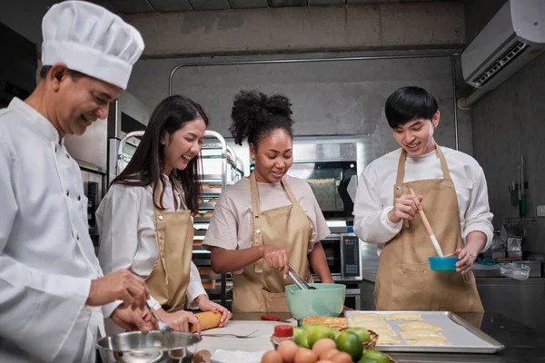 Keuken Cursus Senior Mannelijke Chef Kok Uniform Leert Jonge Kookles — Stockfoto