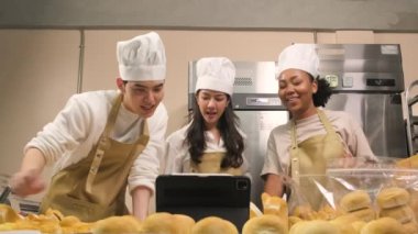 Yeni başlayan üç şef, küçük işletme blogcusu mobil uygulama teknolojisi, fırın satışları online promosyon, taze ekmek, hamur işi ve ticari mutfak yemekleri üzerinden canlı yayın yapıyor..