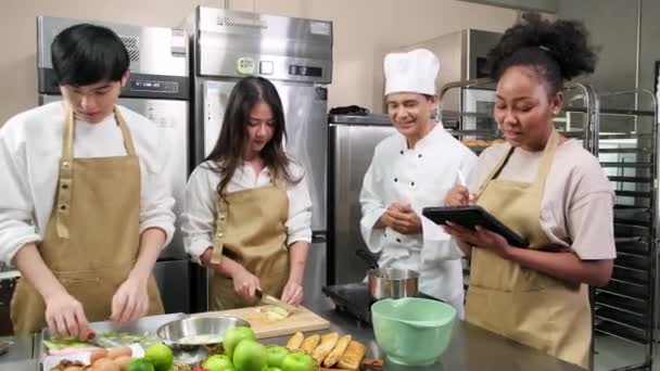 Kurs Kuchni Hobby Starszy Kucharz Mundurze Kucharza Uczy Młodych Studentów — Wideo stockowe