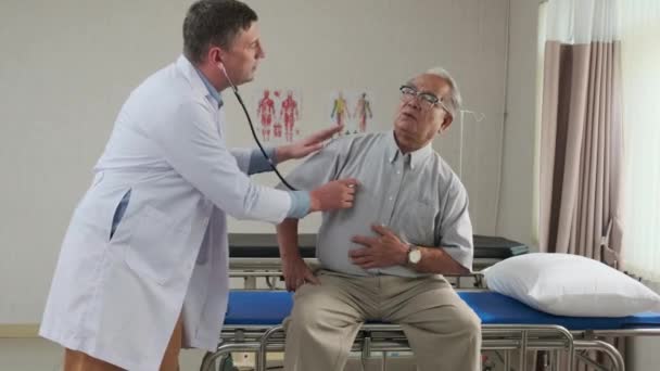 Kaukasiska Manliga Läkare Enhetliga Hälsokontroller Sjukdom Senior Patient Med Stetoskop — Stockvideo