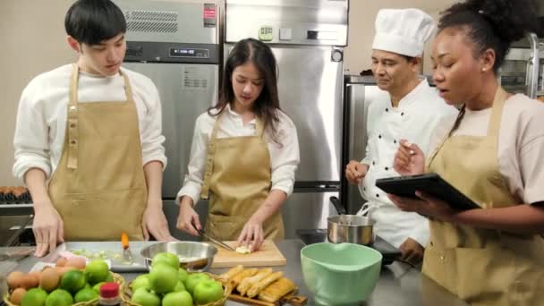 Cours Cuisine Hobby Chef Principal Uniforme Cuisinier Enseigne Aux Jeunes — Video
