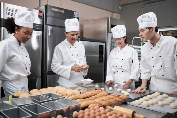 Equipo Gourmet Profesional Multirracial Cuatro Chefs Uniformes Blancos Cocina Delantales —  Fotos de Stock