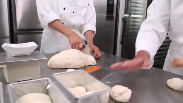 Close Mão Dos Chefs Uniformes Cozinheiro Branco Aventais Estão Amassando — Vídeo de Stock