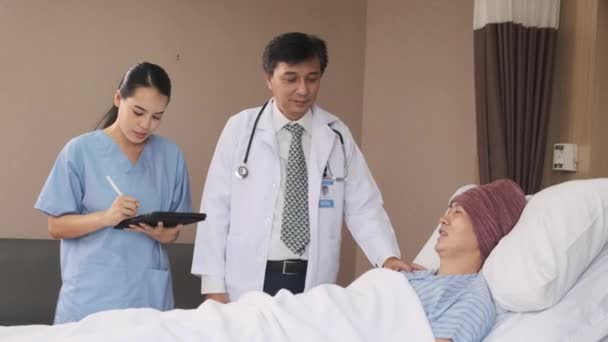 Yrkesleger Ensartet Helsekontroll Asiatisk Restitusjonspasient Ved Stetoskop Medisinbehandling Legevakten Medisinsk – stockvideo