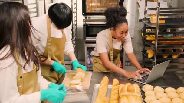 Tres Jóvenes Amigos Socios Startup Masa Pan Alimentos Pastelería Ocupados — Vídeos de Stock