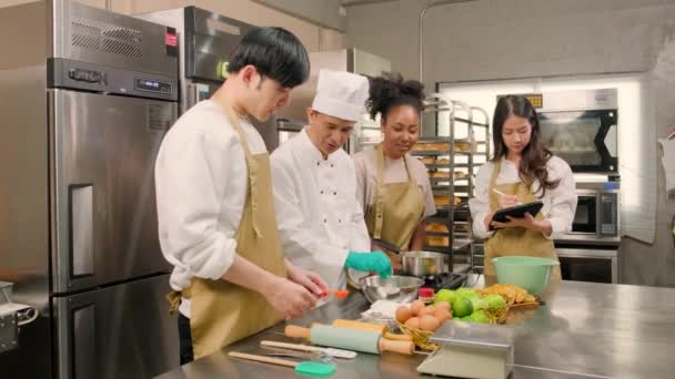 Hobby Κουζίνα Μάθημα Ανώτερος Αρσενικό Σεφ Στολή Μάγειρα Διδάσκει Νέους — Αρχείο Βίντεο
