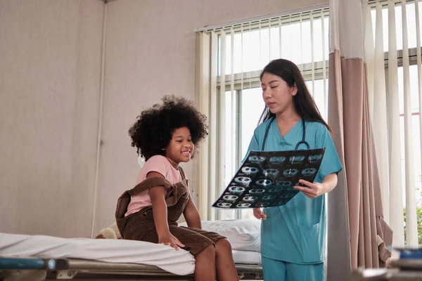 Asian Female Doctor Uniform Health Checks African American Child Illness — Zdjęcie stockowe