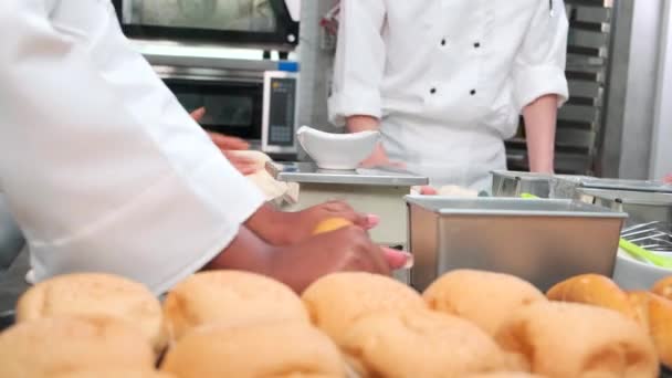 Şeflerin Elini Kapayarak Beyaz Aşçı Üniformaları Önlükleri Hamur Hamurunu Yoğuruyor — Stok video