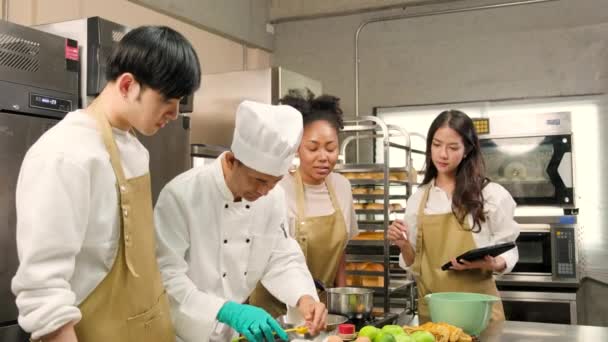 Hobby Kochkurs Seniorchef Kochuniform Bringt Jungen Kochkursteilnehmern Bei Zutaten Für — Stockvideo