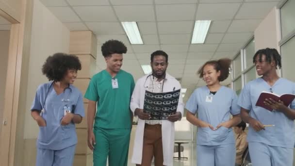 Grupo Practicantes Médico Profesional Afroamericano Masculino Con Jóvenes Estudiantes Medicina — Vídeos de Stock