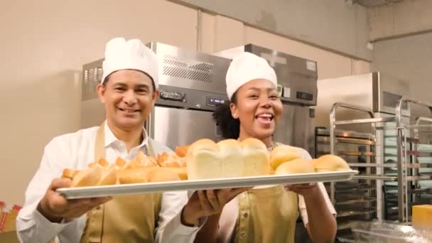 제복을 요리사가 미소로 카메라를 부엌에 스러워 음식의 동업자 매일의 — 비디오