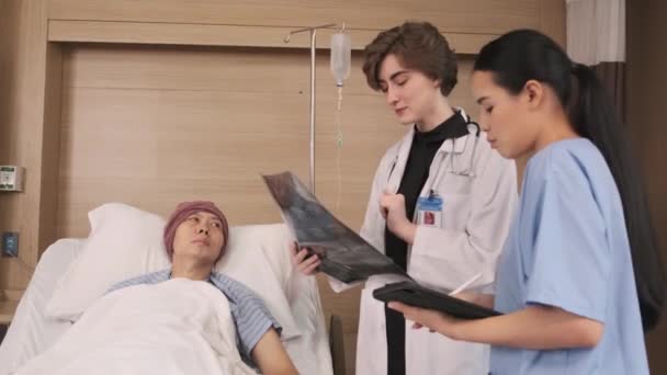 Caucasian Female Doctor Uniform Diagnosis Explains Ray Film Asian Radiologist — Vídeo de Stock