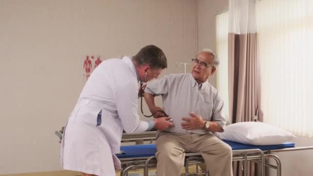 Médecin Homme Caucasien Uniforme Contrôle Santé Maladie Patient Âgé Avec — Video