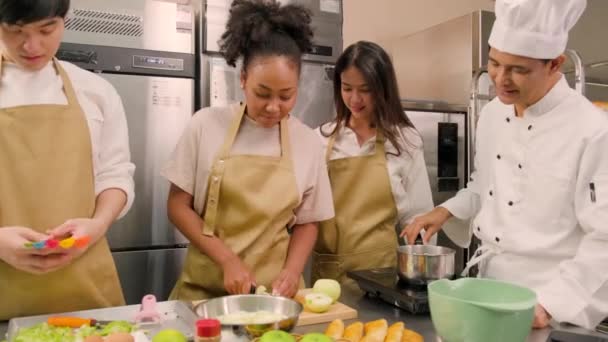 Hobi Mutfak Kursu Aşçı Üniforması Giyen Kıdemli Aşçı Genç Aşçılık — Stok video