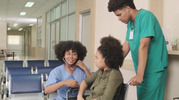 Ung Afroamerikansk Kvinnlig Läkare Med Stetoskop Uniform Kontrollerar Skada Patient — Stockvideo