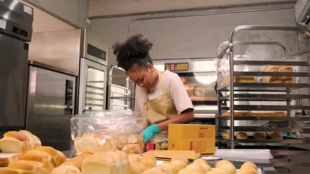 Bäckerei Start Lieferung Von Kleinunternehmen Eine Afroamerikanische Köchin Packt Handgemachtes — Stockvideo
