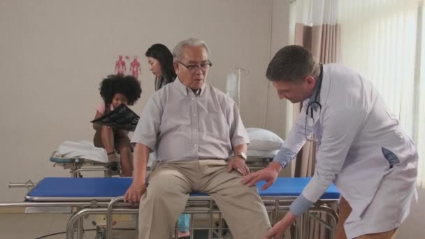 Caucasian Male Doctor Uniform Health Checks Illness Older Patient Physical — Vídeo de Stock