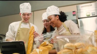 Yeni başlayan üç şef, küçük işletme blogcusu mobil uygulama teknolojisi, fırın satışları online promosyon, taze ekmek, hamur işi ve ticari mutfak yemekleri üzerinden canlı yayın yapıyor..