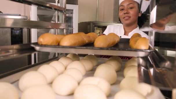 Profissional Chef Feminino Afro Americano Branco Cozinhar Uniforme Luvas Avental — Vídeo de Stock