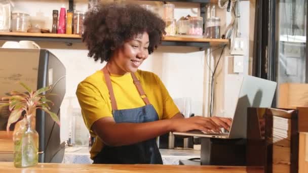 Barista Café Femenino Afroamericano Delantal Casual Feliz Con Pedido Línea — Vídeos de Stock