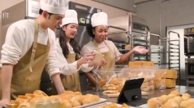 Yeni başlayan üç şef, küçük işletme blogcusu mobil uygulama teknolojisi, fırın satışları online promosyon, taze ekmek, hamur işi ve ticari mutfak yemekleri üzerinden canlı yayın yapıyor..