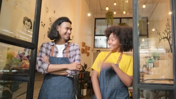 Deux Jeunes Partenaires Startup Barista Avec Tabliers Tiennent Porte Café — Video
