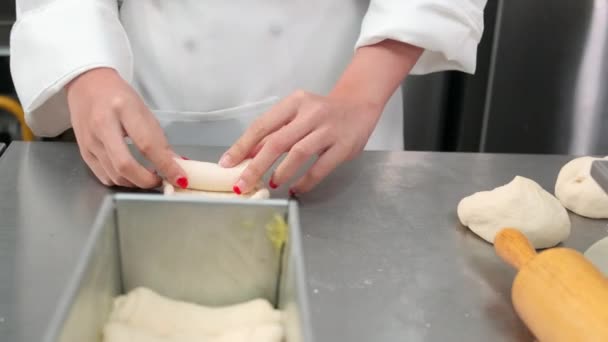 Close Van Hand Chef Koks Witte Kok Uniformen Schorten Zijn — Stockvideo