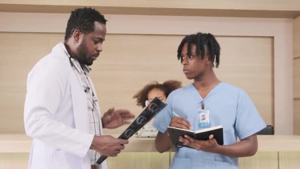 Médico Profissional Afro Americano Discute Com Estudante Medicina Assistente Sobre — Vídeo de Stock