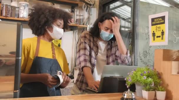 Dwóch Młodych Partnerów Kawiarni Baristycznych Przedsiębiorcy Fartuchach Pracują Maskami Twarzy — Wideo stockowe