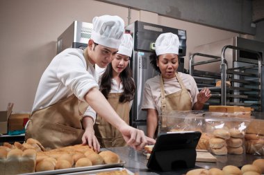 Yeni başlayan üç şef, küçük işletme blogcusu mobil uygulama teknolojisi, fırın satışları online promosyon, taze ekmek, hamur işi ve ticari mutfak yemekleri üzerinden canlı yayın yapıyor..