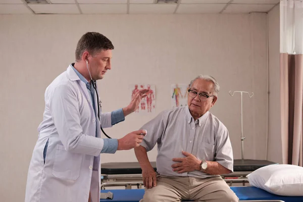 Biały Lekarz Mundurze Sprawdzian Zdrowia Starszy Pacjent Stetoskopem Bolesny Ból — Zdjęcie stockowe