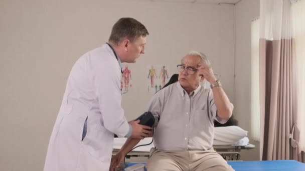 Blanke Mannelijke Arts Uniform Gezondheidsonderzoek Ziekte Senior Patiënt Bloeddruk Maat — Stockvideo