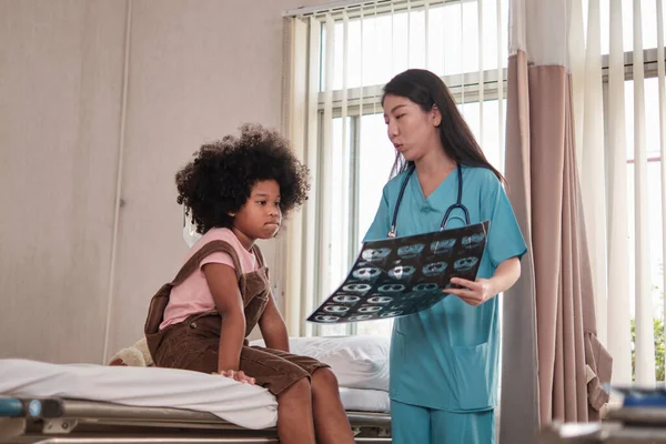 Asian Female Doctor Uniform Health Checks African American Child Illness — Zdjęcie stockowe