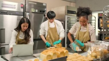 Üç genç arkadaş ve ekmek hamuru ve hamur işleriyle meşgul olan başlangıç partnerleri çevrimiçi yemek yaparken, paketlerken ve pastane, küçük işletme girişimcileri,.