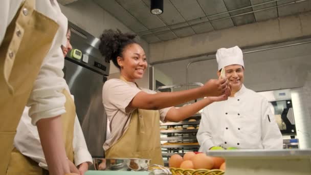 Keuken Cursus Senior Mannelijke Chef Kok Kokkin Uniform Leert Jonge — Stockvideo