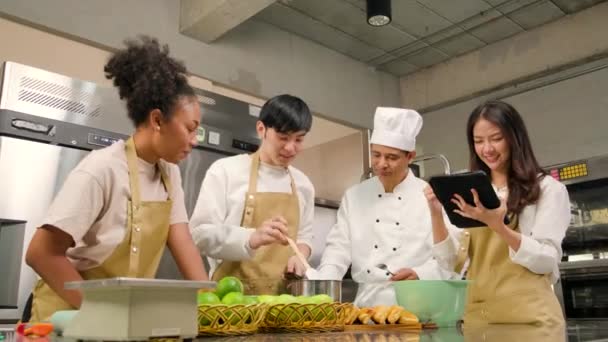 Curso Culinária Hobby Chef Macho Sênior Uniforme Cozinheiro Ensina Jovens — Vídeo de Stock