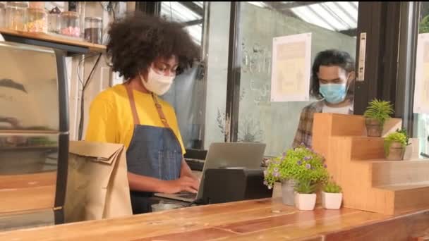 Africká Americká Baristka Obličejovou Maskou Pracuje Kavárně Společenskou Vzdáleností Donáška — Stock video