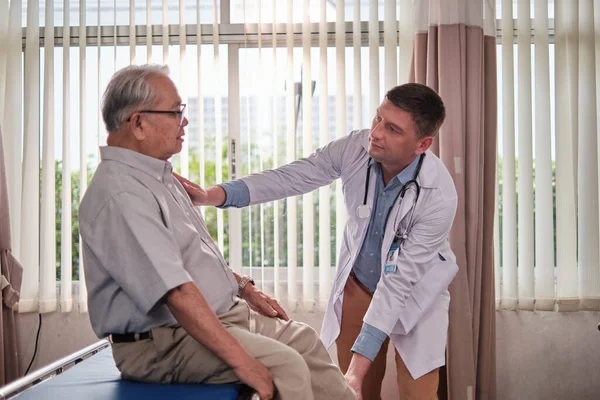 Caucasian Male Doctor Uniform Health Checks Illness Older Patient Physical — Foto Stock