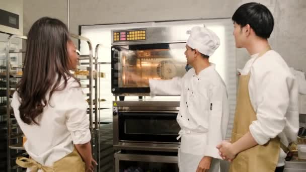 Chef Asiatique Senior Cours Apprentissage Culinaire Enseigne Explique Sur Four — Video