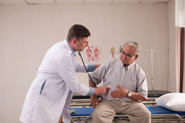 Biały Lekarz Mundurze Sprawdzian Zdrowia Starszy Pacjent Stetoskopem Bolesny Ból — Zdjęcie stockowe