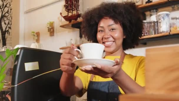 African American Kvinnlig Barista Tittar Kameran Erbjuder Kopp Kaffe Till — Stockvideo