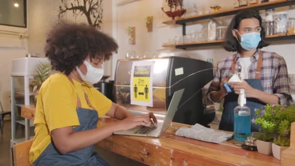 Deux Jeunes Partenaires Café Barista Entrepreneur Travaillent Avec Masque Facial — Video