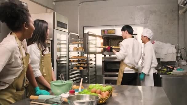 Giovane Studente Cucina Maschile Asiatico Porta Vassoio Torte Forno Dal — Video Stock