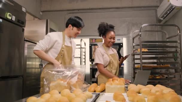 Dos Jóvenes Amigos Socios Startup Masa Pan Alimentos Pastelería Ocupados — Vídeos de Stock