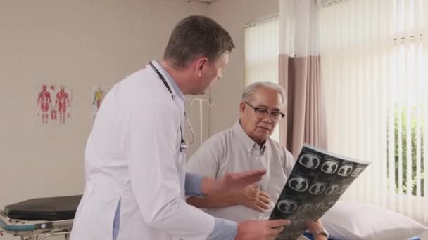 Médico Masculino Caucasiano Cheques Saúde Uniformes Doença Paciente Sênior Diagnóstico — Vídeo de Stock