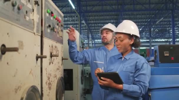 Profesyonel Endüstri Mühendisi Ekipleri Başlık Güvenlik Üniformalarıyla Makinenin Kontrol Panelini — Stok video