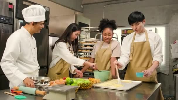 Corso Cucina Anziano Cuoco Uniforme Cuoco Insegna Giovani Studenti Delle — Video Stock