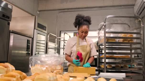 Panadería Puesta Marcha Entrega Pequeñas Empresas Una Cocinera Afroamericana Está — Vídeos de Stock