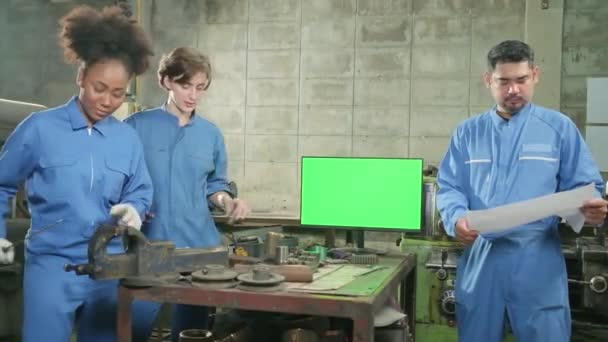 Drei Multiethnische Professionelle Industrietechniker Teams Sicherheitsuniformen Besprechen Metallarbeitsplätze Der Nähe — Stockvideo