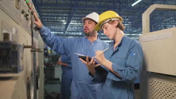 Team Ingegneri Dell Industria Professionale Cappelli Duri Uniformi Sicurezza Ispezionano — Video Stock